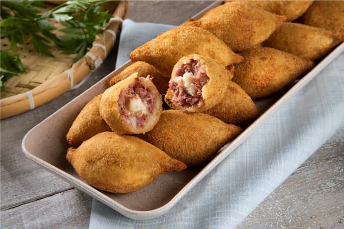 Bolinho de Aipim com Carne Seca e Requeijão